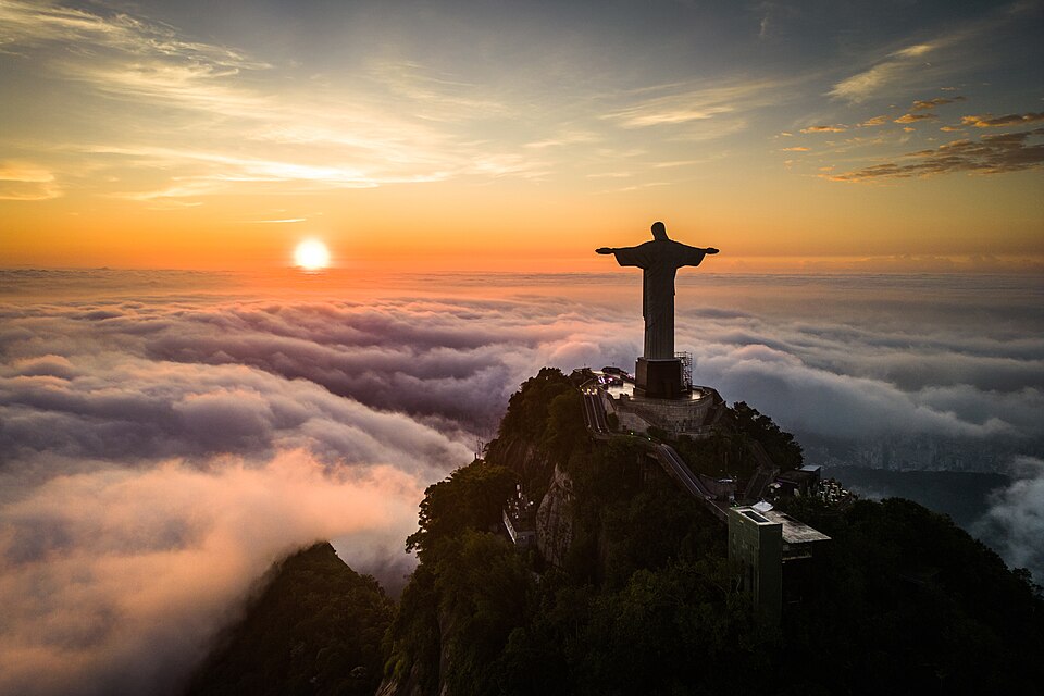 File:Redentor Over Clouds 1.jpg